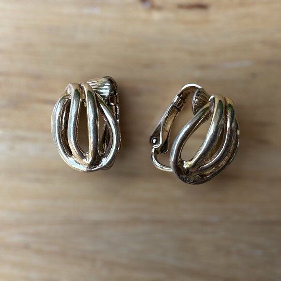 Vintage Christian Dior Clip Earrings Gold Plated Designer Fashion Jewelry 5/8" - Picture 9 of 10